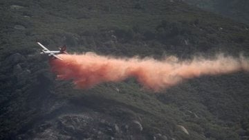 Aviões tanque são utilizados para despejar o pó e conter as chamas. - (Reprodução / Divulgação)