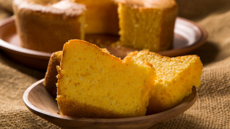 A textura desse bolo de milho é deliciosa e perfeita para um lanche da tarde diferente. - BrazilPhotos / istock