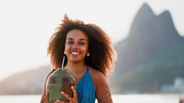 Além do corte de cabelo, tonalidades como mel e castanho claro se tornam muito procuradas. - Oscar Gutierrez Zozulia / istock