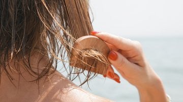 Manter os cuidados adequados é imprescindível para manter cabelos bonitos nos dias de praia. - triocean / iStock