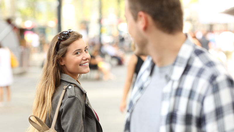 Comentar sobre a beleza de uma pessoa, de forma respeitosa, pode ser o primeiro passo para conquistar um beijo. - AntonioGuillem / istock