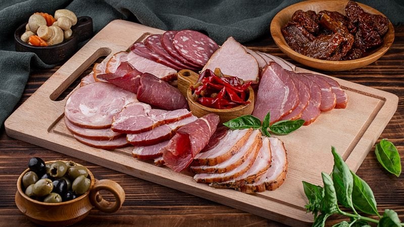 As carnes processadas podem representar riscos para a saúde se consumidas em excesso. - lenakorzh / iStock