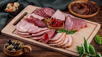 As carnes processadas podem representar riscos para a saúde se consumidas em excesso. - lenakorzh / iStock