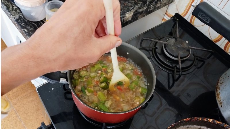 Cozinhar não precisa ser algo demorado. - Debora Rodrigues / iStock