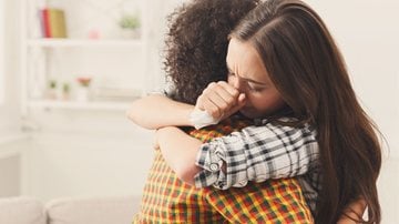 Expressar o sentimento de saudade nas redes sociais é uma boa forma de homenagear pessoas que já se foram. - Prostock-Studio / istock