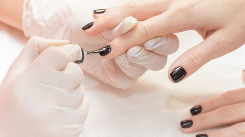 O esmalte em si não torna as unhas mais fortes. - Erstudiostok/iStock