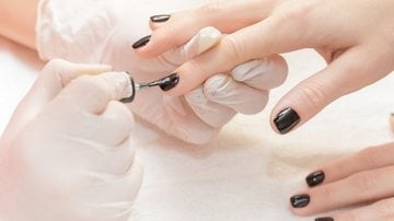 O esmalte em si não torna as unhas mais fortes. - Erstudiostok/iStock