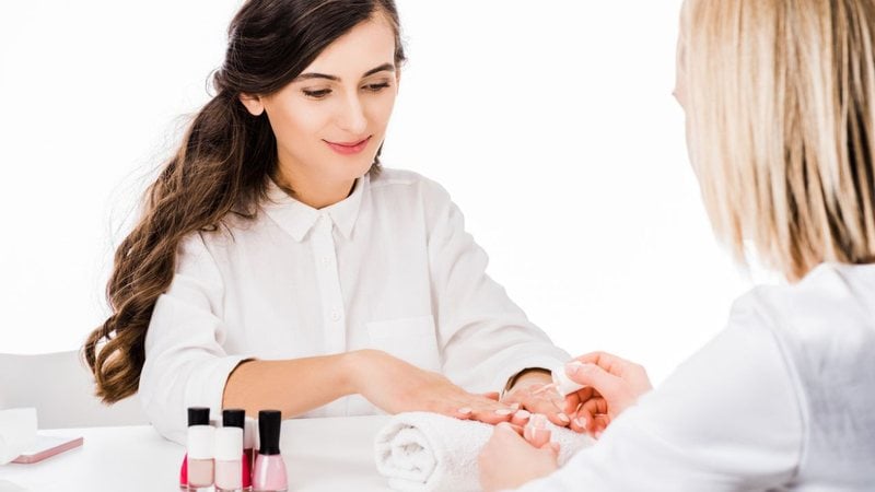 O branco e o rosa são cores indispensáveis para qualquer manicure. - LightFieldStudios/iStock