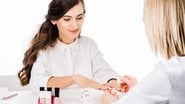 O branco e o rosa são cores indispensáveis para qualquer manicure. - LightFieldStudios/iStock