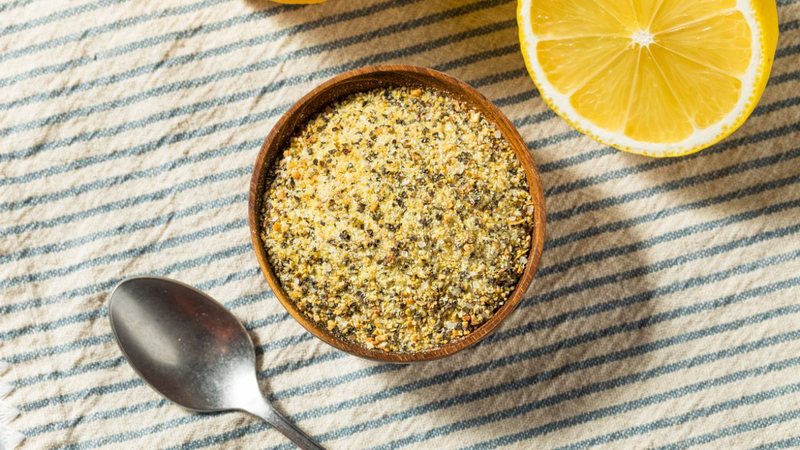 O lemon pepper funciona bem com vários pratos diferentes. - bhofack2/iStock