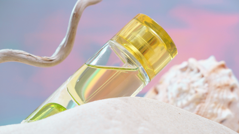 Para quem ama curtir um dia de sol com um aroma refrescante e leve, é importante escolher os perfumes certos. - Yulia Panova / istock