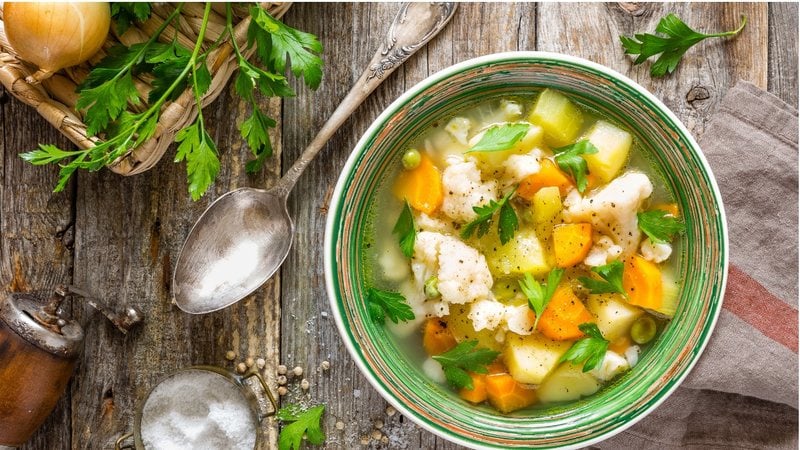 A sopa de legumes é uma das receitas mais fáceis esaudáveis. - YelenaYemchuk / iStock