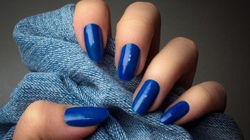 O azul é uma das cores mais certeiras para arrasar nas unhas. - baiajaku / iStock