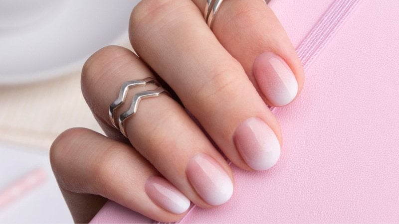 Essa nail art é simples e versátil! - Dariia Chernenko/iStock