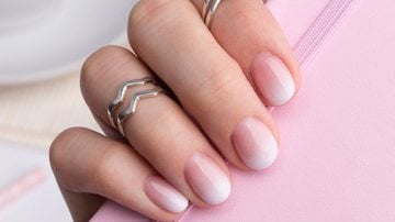 Essa nail art é simples e versátil! - Dariia Chernenko/iStock