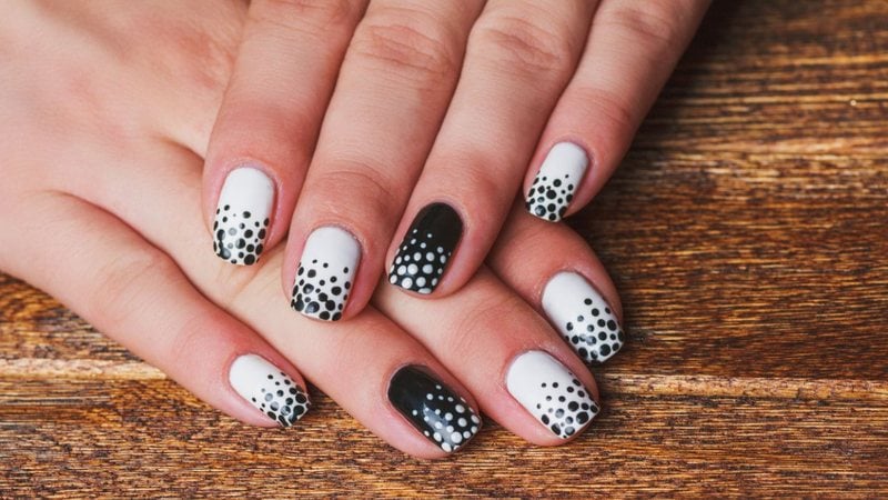 Com um pouco de prática você vai arrasar nessa nail art! - AnastasiiaSelora/iStock