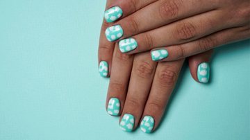 Nuvens e flores são elementos que ficam uma gracinha na manicure. - Andrey Znamenskyi/iStock