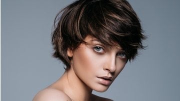 Há algumas boas opções de corte de cabelo que podem deixar você linda e proporcionar praticidade para o dia a dia. - danielkrol / iStock