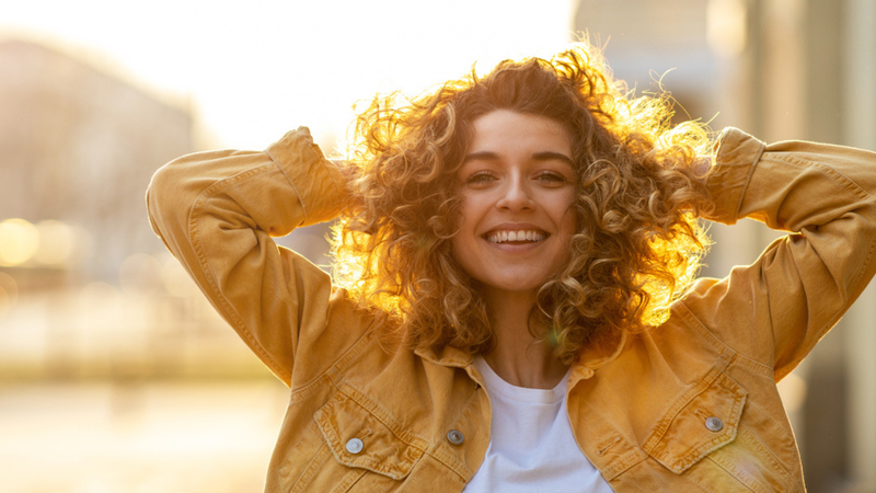 Com os produtos e cuidados certos, é possível reverter o ressecamento capilar causado pelo sol. - PIKSEL / istock