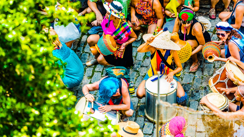 Entenda as implicações do Carnaval como feriado ou ponto facultativo para empregadores e empregados. - Wirestock / istock