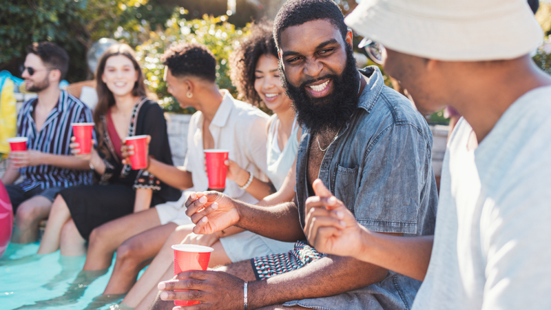 Descubra como evitar exageros e manter a saúde em dia enquanto se diverte na folia de Carnaval. - PeopleImages / istock