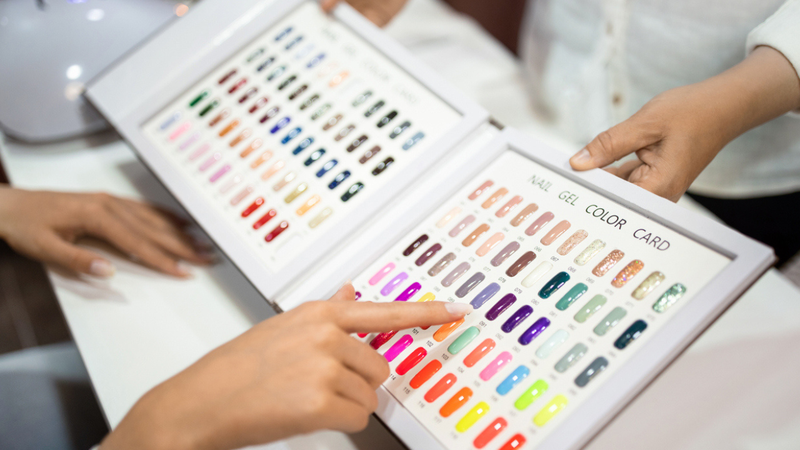 Com base em tendências de moda e busca por esmaltes, analisamos as cores mais desejadas de 2025. - Prostock-Studio / istock