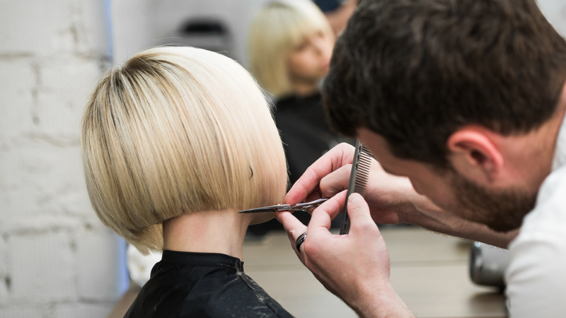 No geral, cortes de cabelo curtos em mulheres cria um visual mais maduro e charmoso, perfeito para uma fase repleta de trabalhos. - romankosolapov / istock