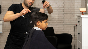 O corte de cabelo com uma boa manutenção deixa a criança ainda mais bonita e pronta para festas de aniversário e rotina escolar. - Amfer75 / istock