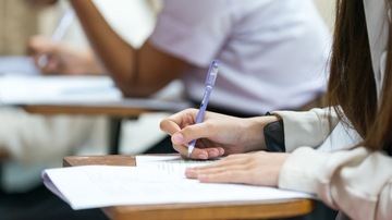 A graduação de medicina é conhecida por sua alta concorrência e muitos jovens tentam uma vaga durante muitos anos consecutivos, mas esse ano outro curso ultrapassou os números. - sengchoy / istock