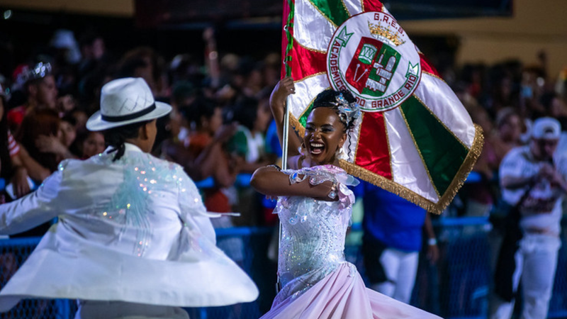 Dona Onete, a Rainha do Carimbó, inspira o enredo que narra as trajetórias de figuras icônicas da cultura paraense no desfile. - Eduardo Hollanda / Rio Carnaval