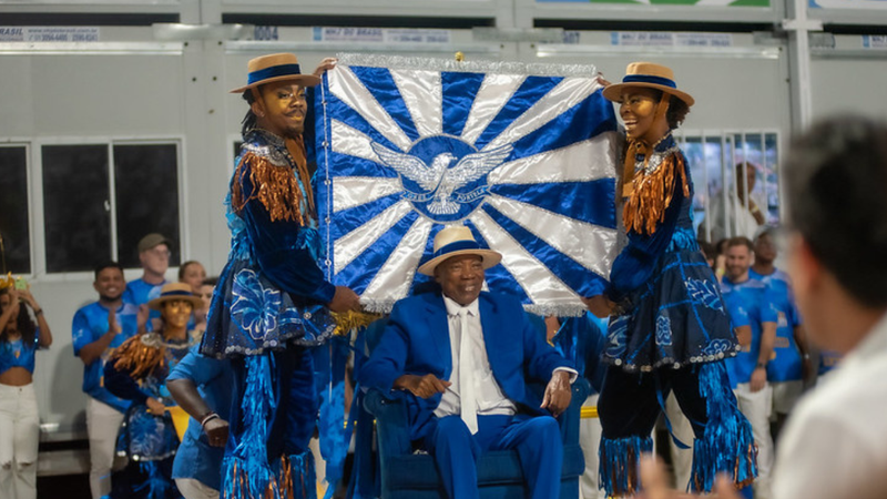 Os carnavalescos André Rodrigues e Antônio Gonzaga assinam o enredo que faz referência à canção 'Nos bailes da vida' de Milton Nascimento. - Eduardo Hollanda / Rio Carnaval