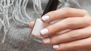 O esmalte branco pode assegurar unhas lindas, delicadas e elegantes. - DevMarya / iStock