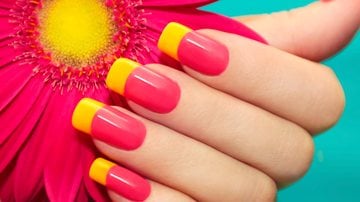 Aposte em cores vibrantes e ousadas para suas unhas neste verão. - marigo20/iStock