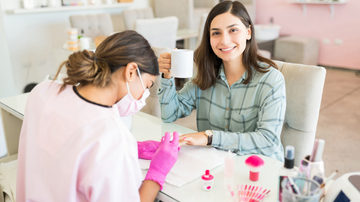 As frases certas podem aumentar sua cartela de clientes e fazer o seu salão virar um sucesso. - Antonio_Diaz / istock