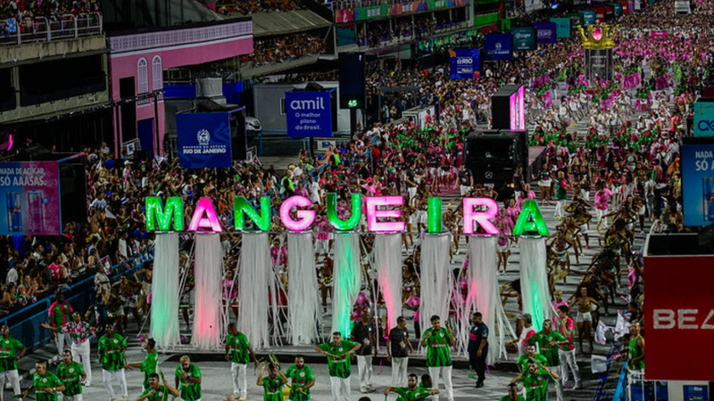 A conexão da Mangueira com sua comunidade é forte, refletindo a identidade racial e cultural da favela no desfile de 2025. - Alexandre Vidal / Rio Carnaval