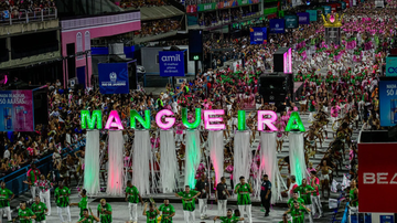 A conexão da Mangueira com sua comunidade é forte, refletindo a identidade racial e cultural da favela no desfile de 2025. - Alexandre Vidal / Rio Carnaval