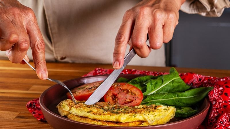 O omelete é um prato nutritivo, de rápido preparo e muito saboroso. - JR Slompo / iStock