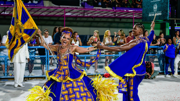 Logun Edé, orixá da transformação, é exaltado como símbolo de juventude e ancestralidade no Carnaval 2025. - Alexandre Vidal / Rio Carnaval