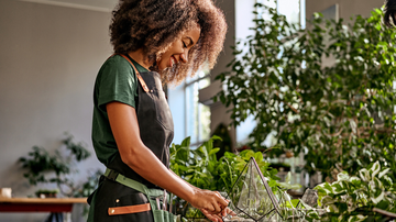 Para quem realiza trabalho como jardinagem ou serviços de cozinha, acaba sofrendo um pouco com unhas fracas ou feias. - Harbucks / istock