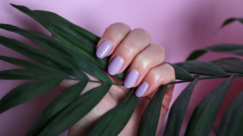 Esmaltes mais claros e linhas delicadas para decorar, são boas opções para combinações nas unhas para trabalhar. - Emilija Randjelovic  / istock