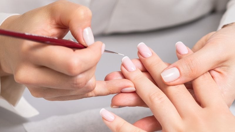 Conheça as tendências de unhas que combinam estilo e seriedade. - okskukuruza/iStock