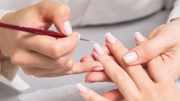 Conheça as tendências de unhas que combinam estilo e seriedade. - okskukuruza/iStock