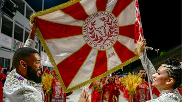 Dedê Marinho, coroada rainha de bateria, expressa sua emoção e compromisso com a comunidade e a tradição da UPM. - Alexandre Vidal / Rio Carnaval