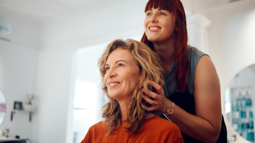 Entenda o que é acidificação capilar e como ela pode restaurar o pH natural dos seus cabelos danificados. - PeopleImages / istock