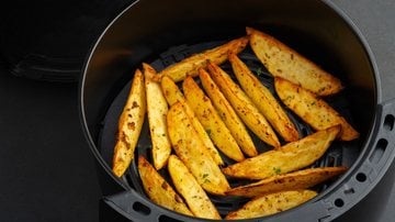 Você pode cortar as batatas em tiras ou rodelas. - Kritchai Chaibangyang/iStock