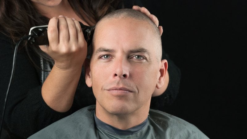 O buzzcut está entre os estilos favoritos de quem visa disfarçar a calvice. - jackethead / iStock