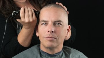 O buzzcut está entre os estilos favoritos de quem visa disfarçar a calvice. - jackethead / iStock