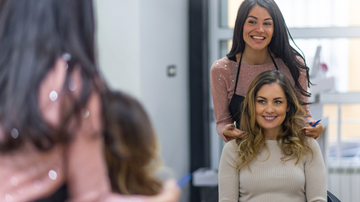 Aprenda sobre os melhores cortes de cabelo que ajudam a suavizar a papada e a criar um visual harmonioso. - dragana991  / istock