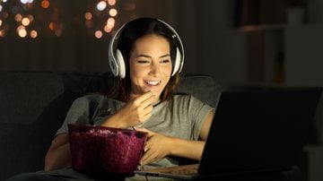 Maratonar séries é uma ótima pedida para o fim de semana. - AntonioGuillem / iStock