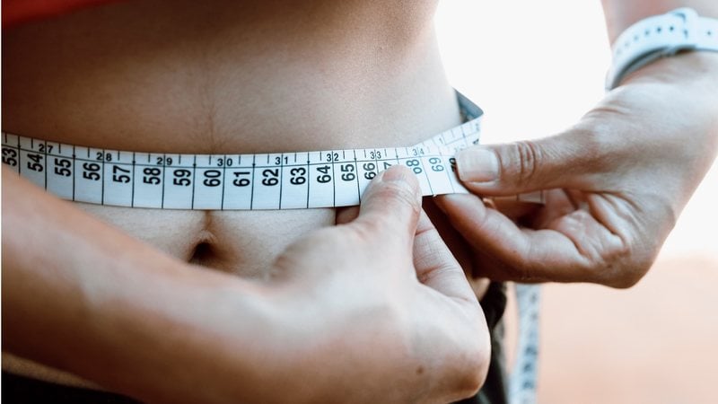 O inchaço abdominal pode ser combatido com a própria alimentação. - RafaPress / iStock